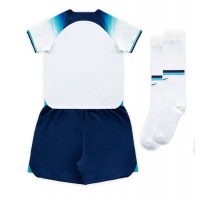 Billiga England Barnkläder Hemma fotbollskläder till baby VM 2022 Kortärmad (+ Korta byxor)